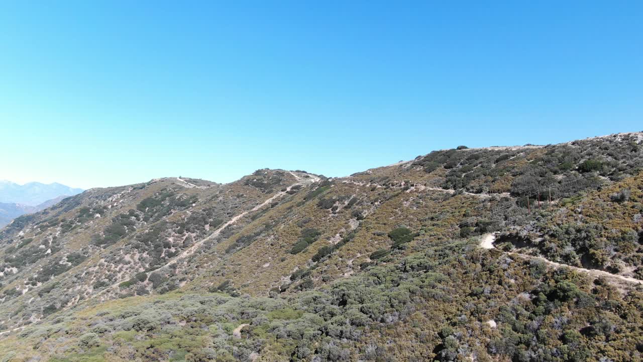 大熊加州土路航拍，高沙漠，青山，蓝天视频素材