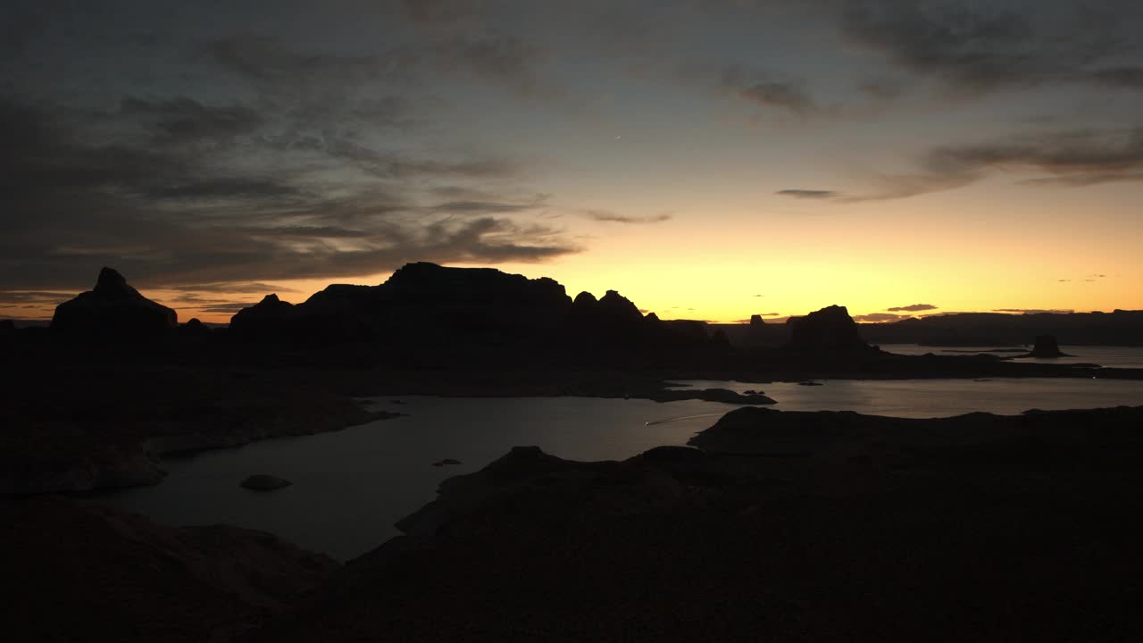 空中俯瞰鲍威尔湖和日落时的风景/格伦峡谷，犹他州，美国视频素材