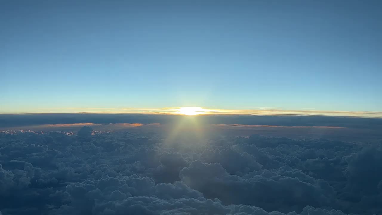 飞行员在12000米高空向西飞行时所看到的日落鸟瞰图。视频素材