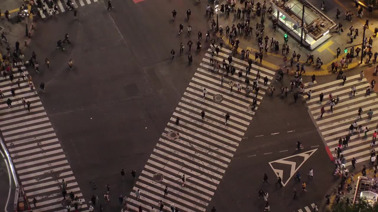 东京，日本:夜间涩谷十字路口的航拍延时图。视频素材