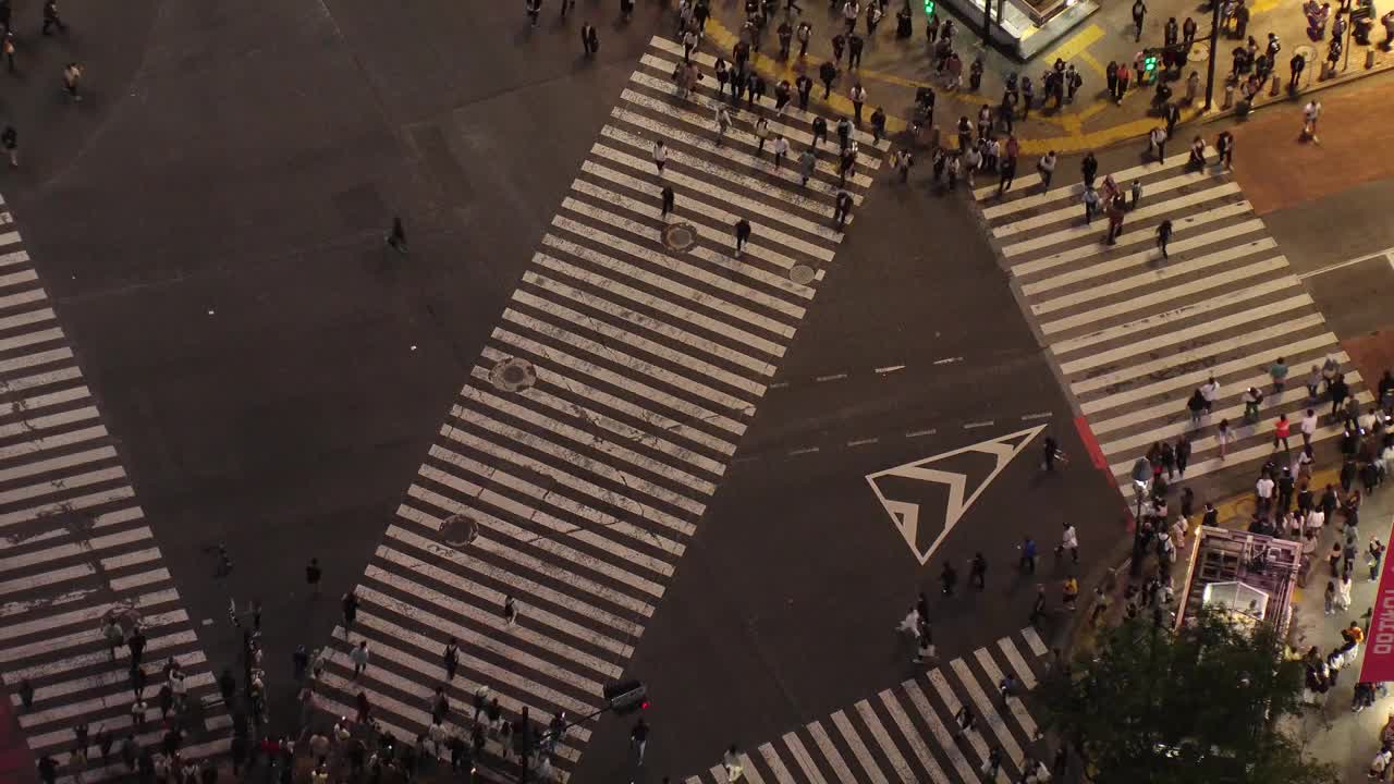 东京，日本:夜间涩谷十字路口的航拍延时图。视频素材