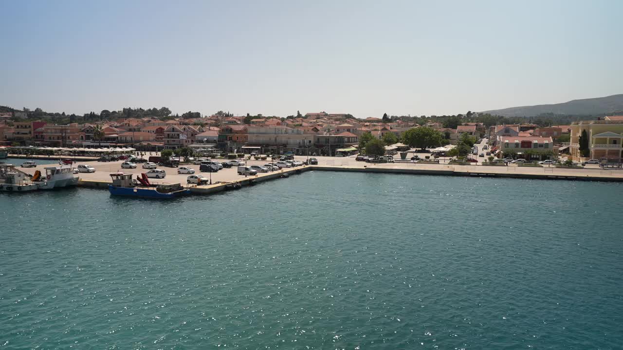 从离开港口的渡轮上俯瞰Lixouri, Kefalonia (Cephalonia)，爱奥尼亚群岛，希腊群岛，希腊，欧洲视频素材