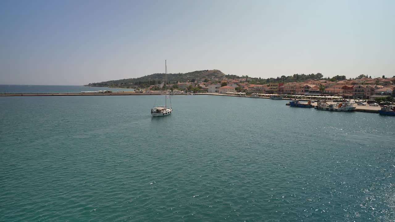 从离开港口的渡轮上俯瞰Lixouri, Kefalonia (Cephalonia)，爱奥尼亚群岛，希腊群岛，希腊，欧洲视频素材