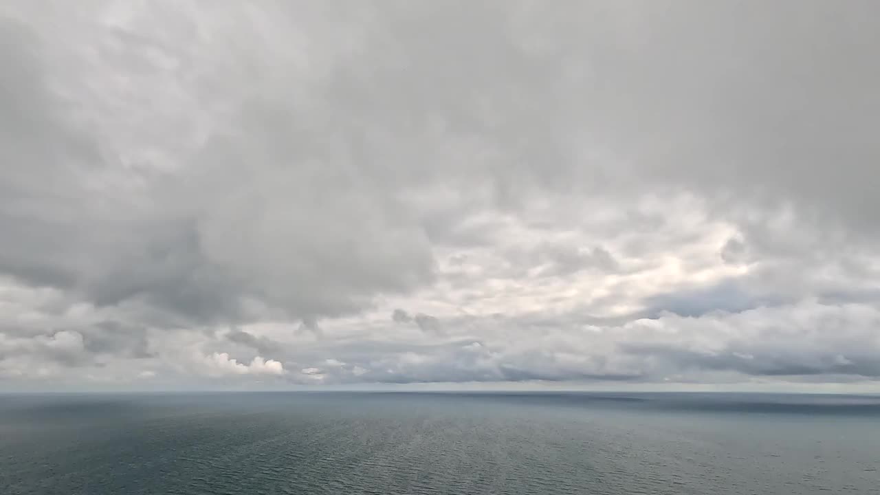 延时雨积雨云在平静的海面上移动。抽象的空中自然夏季海洋日落，大海和天空的看法。度假、旅游、度假的概念。天气和气候变化视频素材