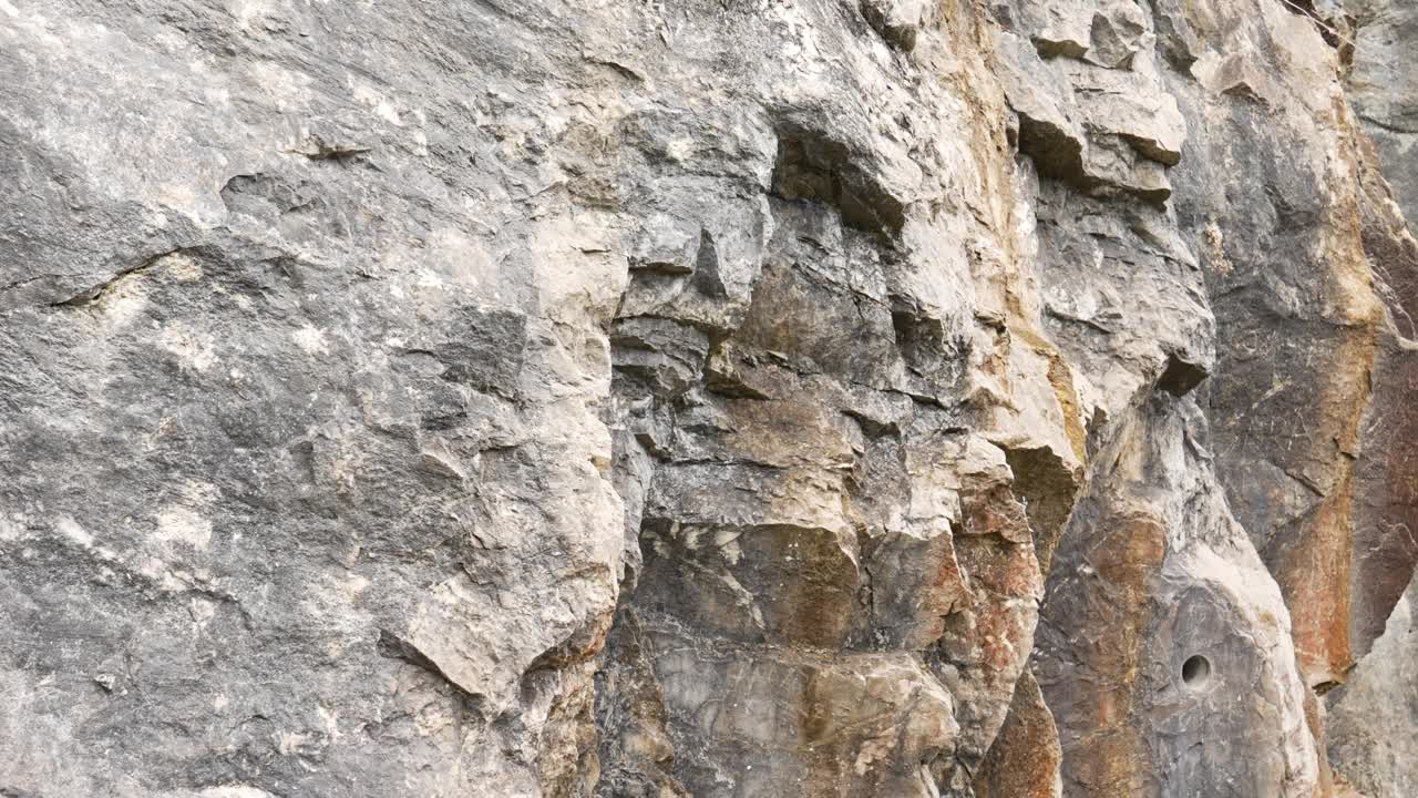 山上粗糙的峭壁。自然灰色垃圾石纹理近距离视频素材