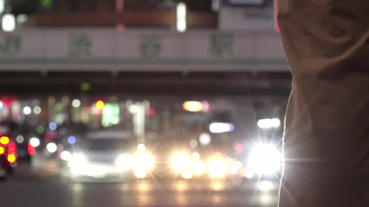 日本，东京，涩谷:一群人在夜晚行走的延时镜头。视频素材