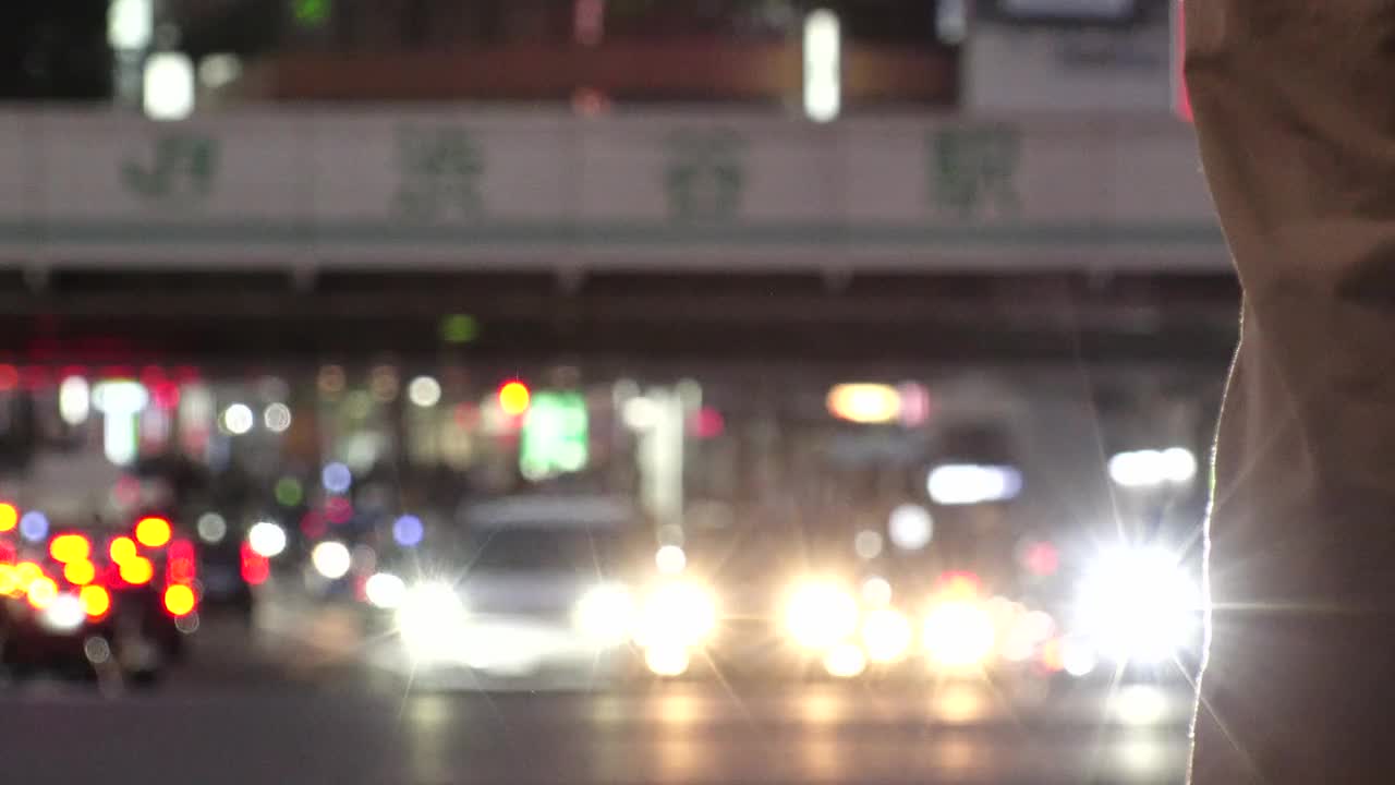 日本，东京，涩谷:一群人在夜晚行走的延时镜头。视频素材