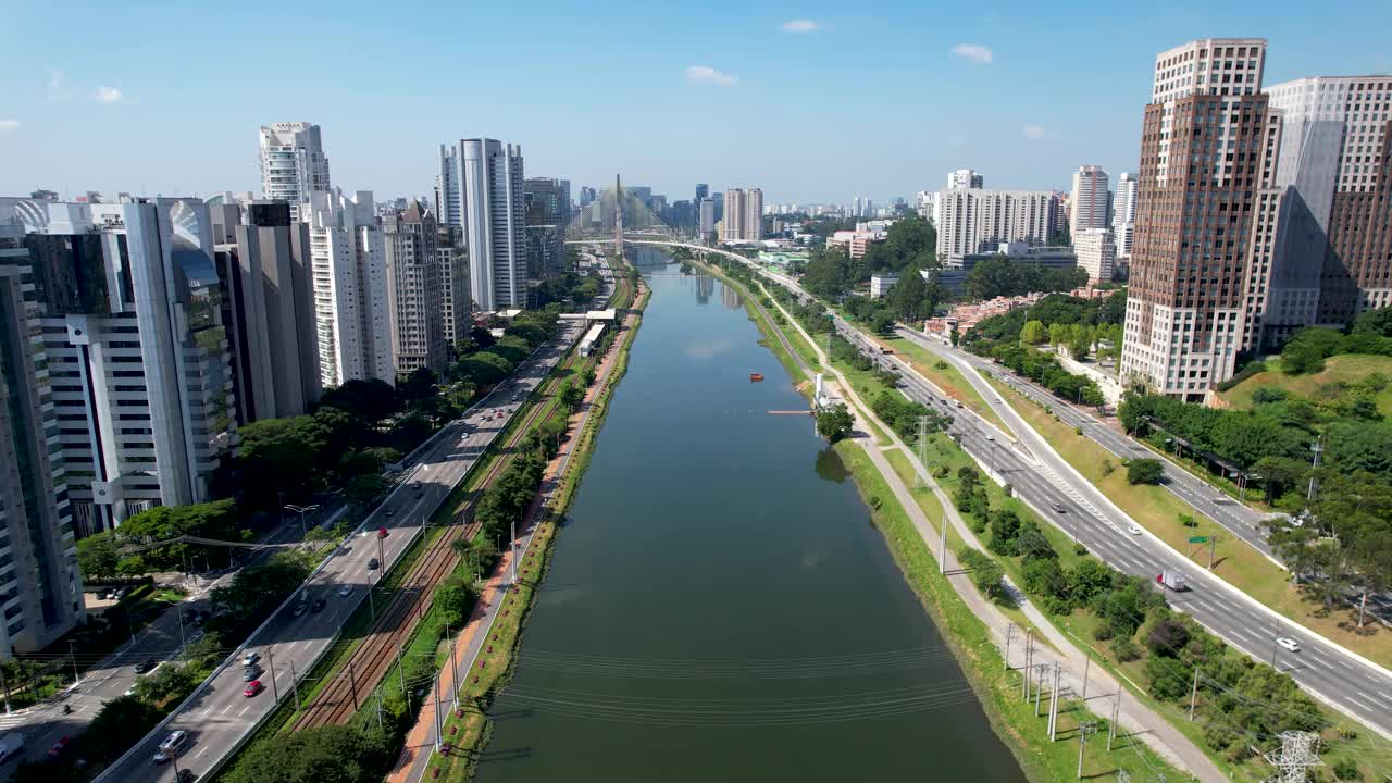 巴西圣保罗市中心。著名的皮涅罗斯高速公路的城市景观。视频素材