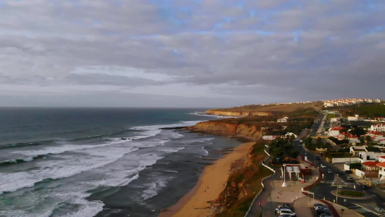 无人机在海上侧身移动的画面。Ericeira,葡萄牙。视频素材