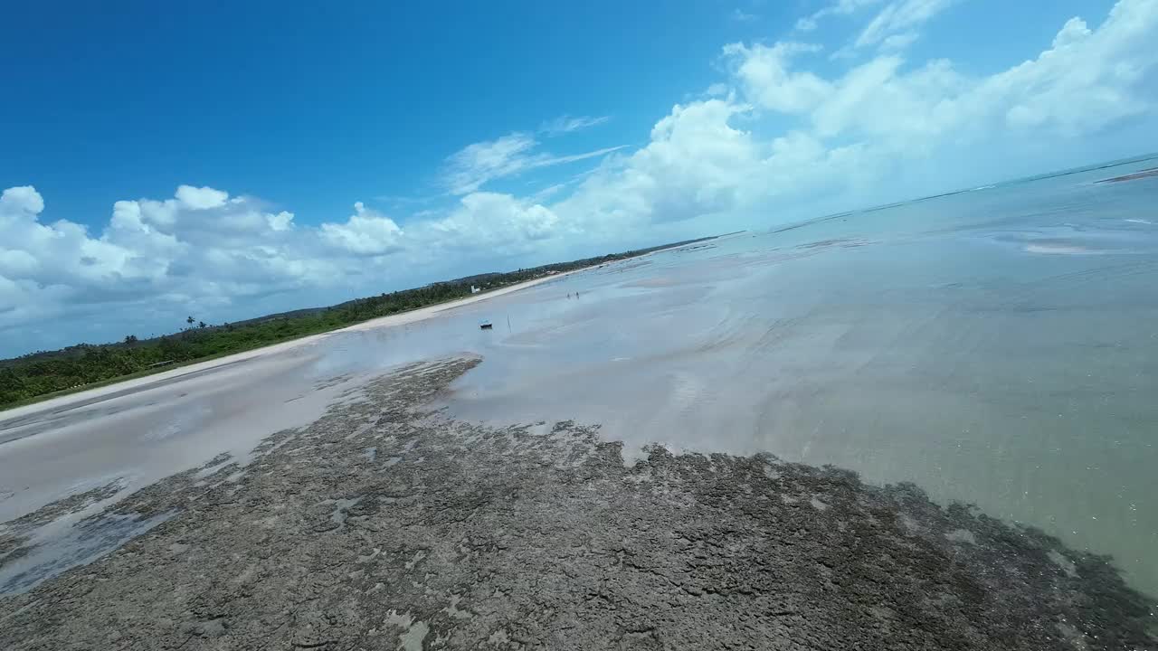 辽阔的海滩在圣米格尔多斯米拉格雷斯在阿拉戈斯，巴西。视频素材