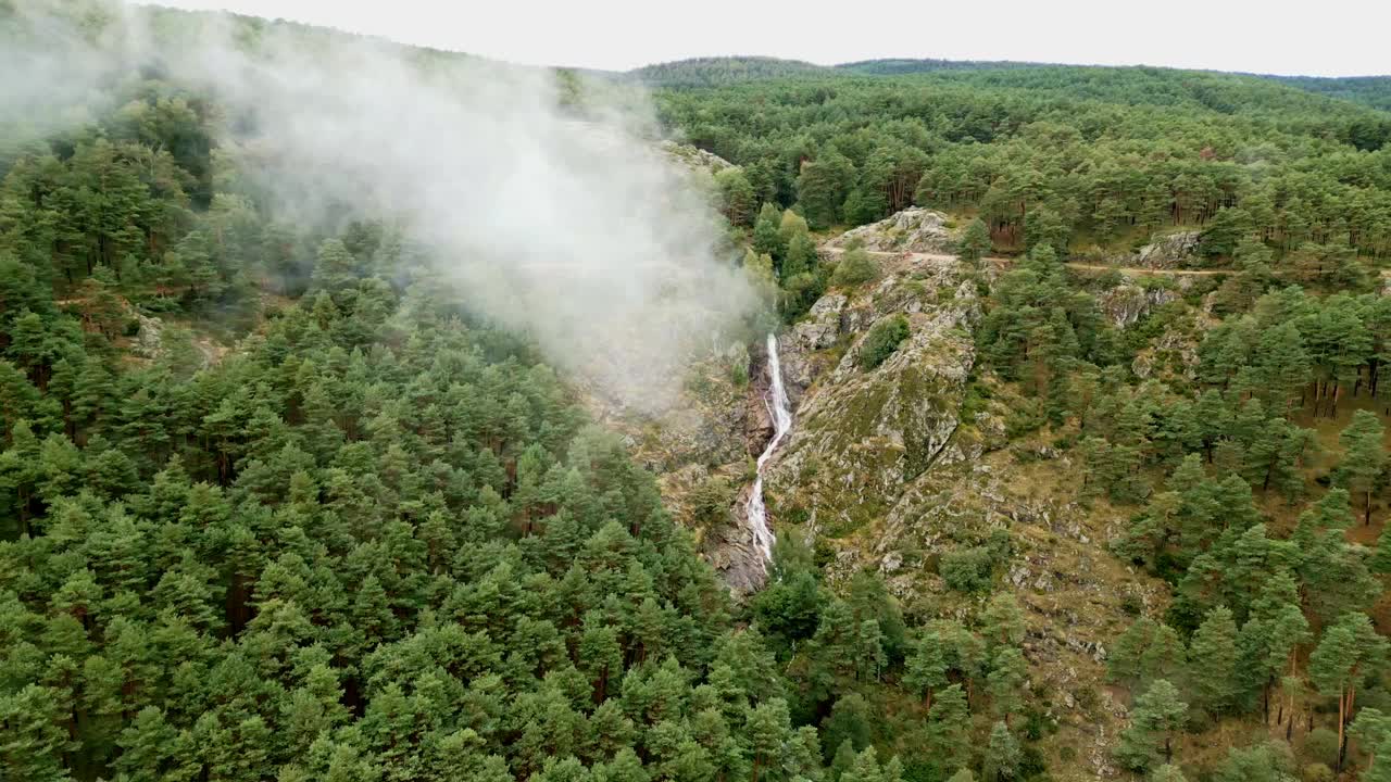 雾气笼罩着森林，在那里你可以看到山上岩石上的瀑布，马德里的瓜达拉马，视频素材