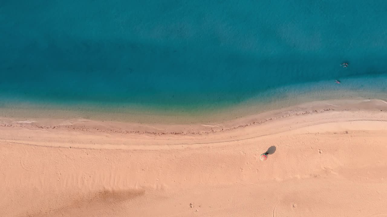 无人机拍摄的空金色沙滩和海浪的海洋。俯视图视频素材