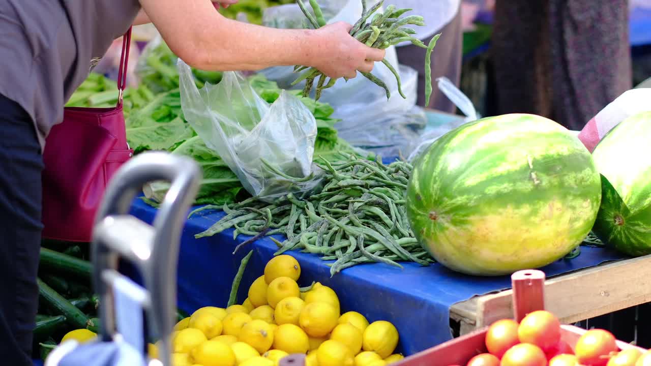 一名男子在市场上买蔬菜视频素材