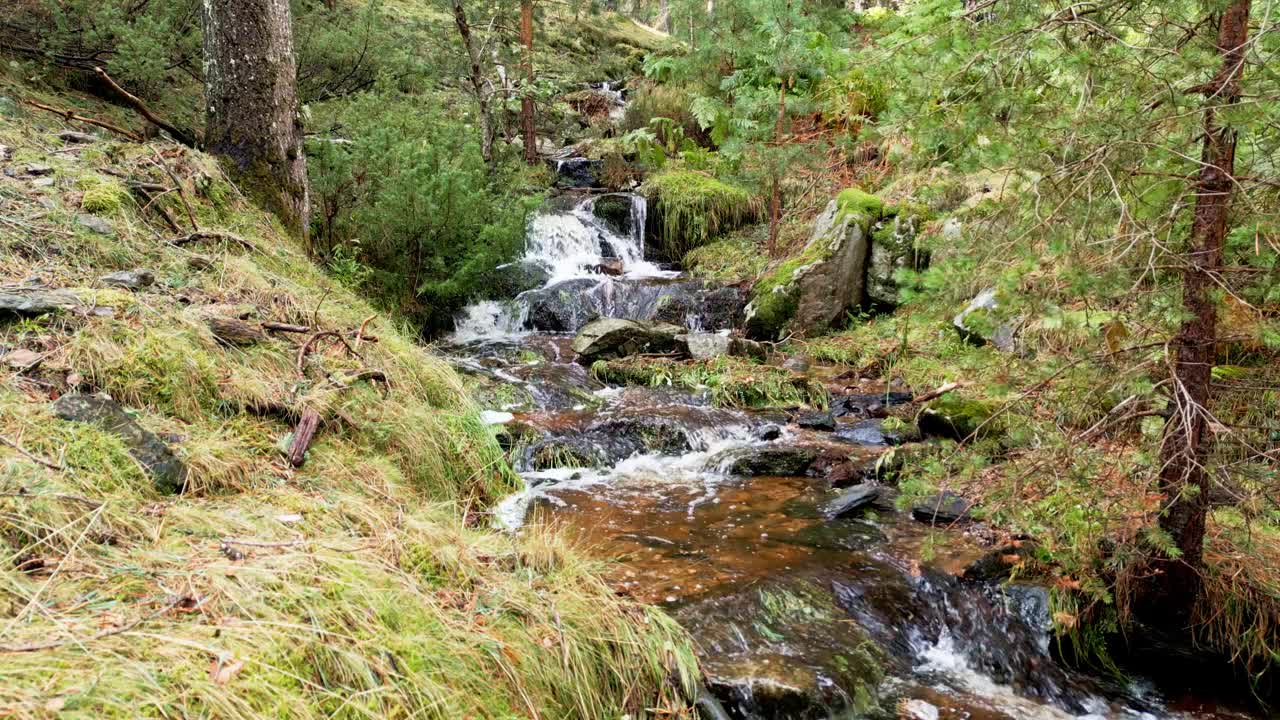 Riachuelo形成小瀑布之间的岩石山，瓜达拉马，马德里。视频素材