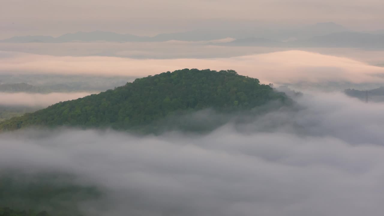 雾海笼罩着群山视频素材