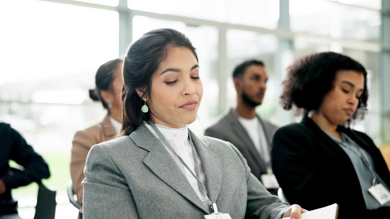 研讨会，听力或商务女性在教育或企业培训会议上写笔记。指导，学习信息或团队员工在笔记本或日记中听取小组指导的建议视频素材