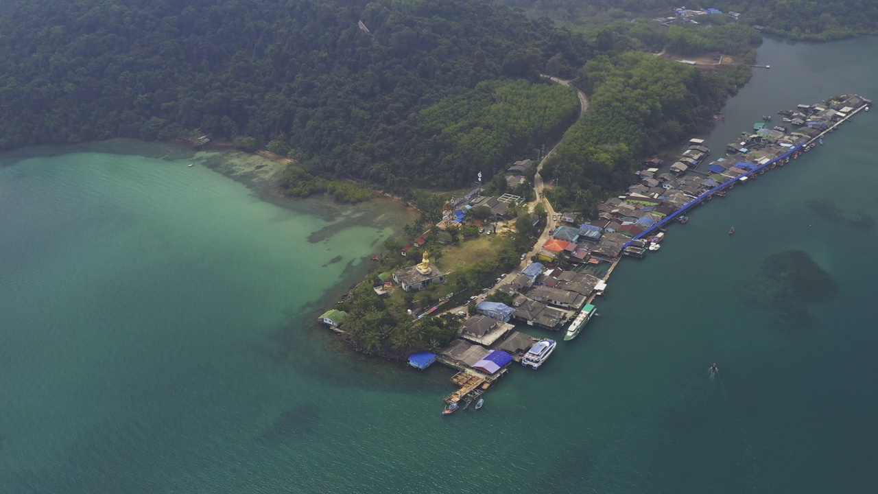 高库特岛的海滨村庄从上面向海岸的宁静招手视频素材