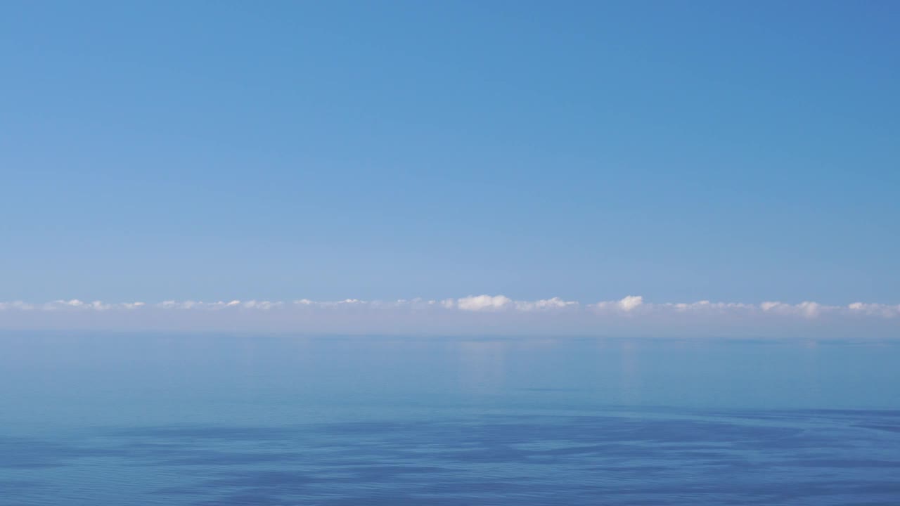 从空中俯瞰海上美丽的日落。美丽的海景。阳光刺眼，水面泛起小波浪。晚上。地平线。没有人。没有人。永无止境的自然之美。视频素材