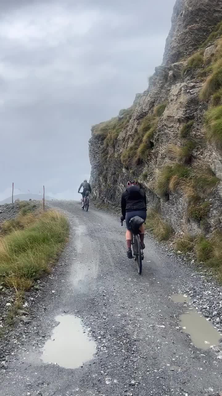 高山口自行车打包，用自行车携带装备视频素材