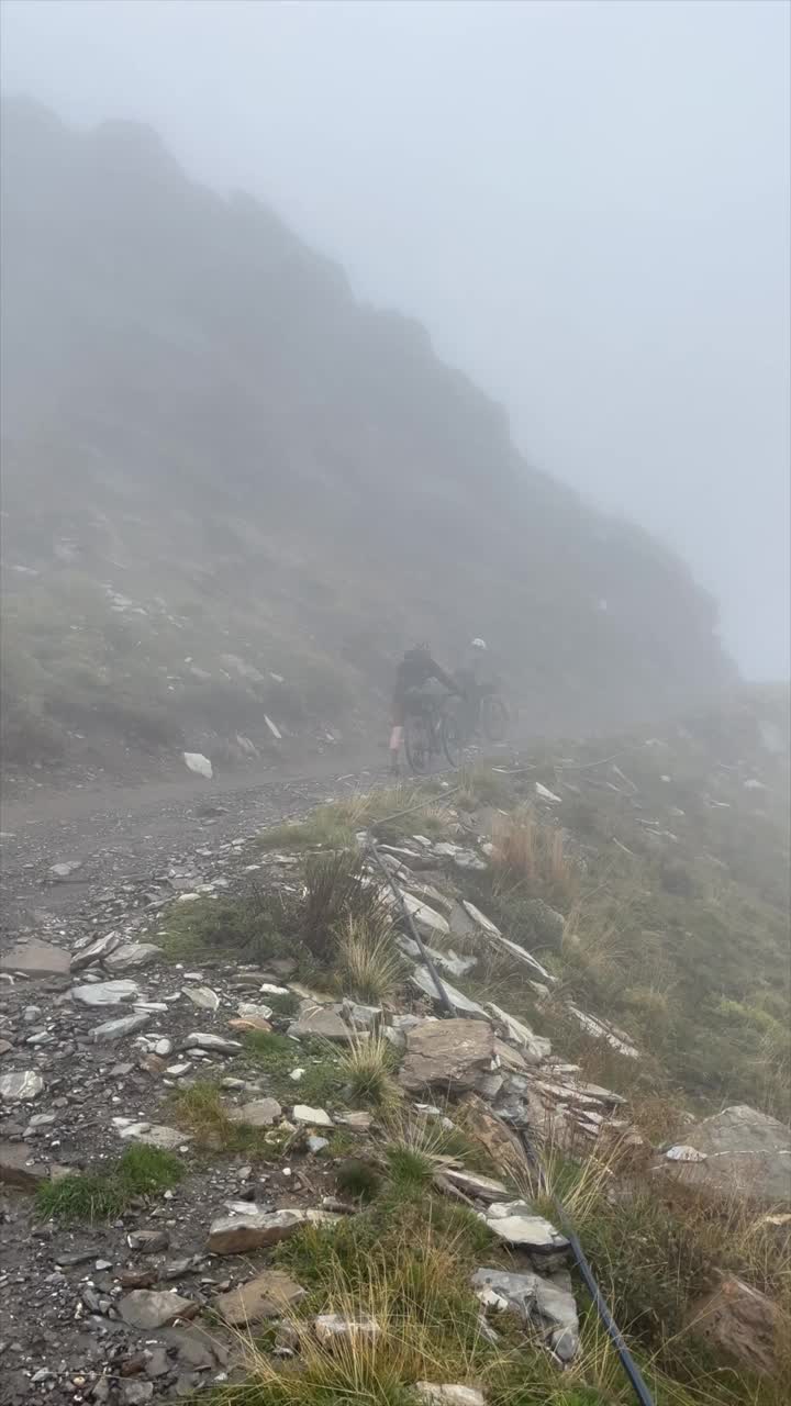 高山口自行车打包，用自行车携带装备视频素材