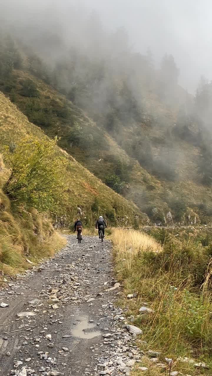 高山口自行车打包，用自行车携带装备视频素材