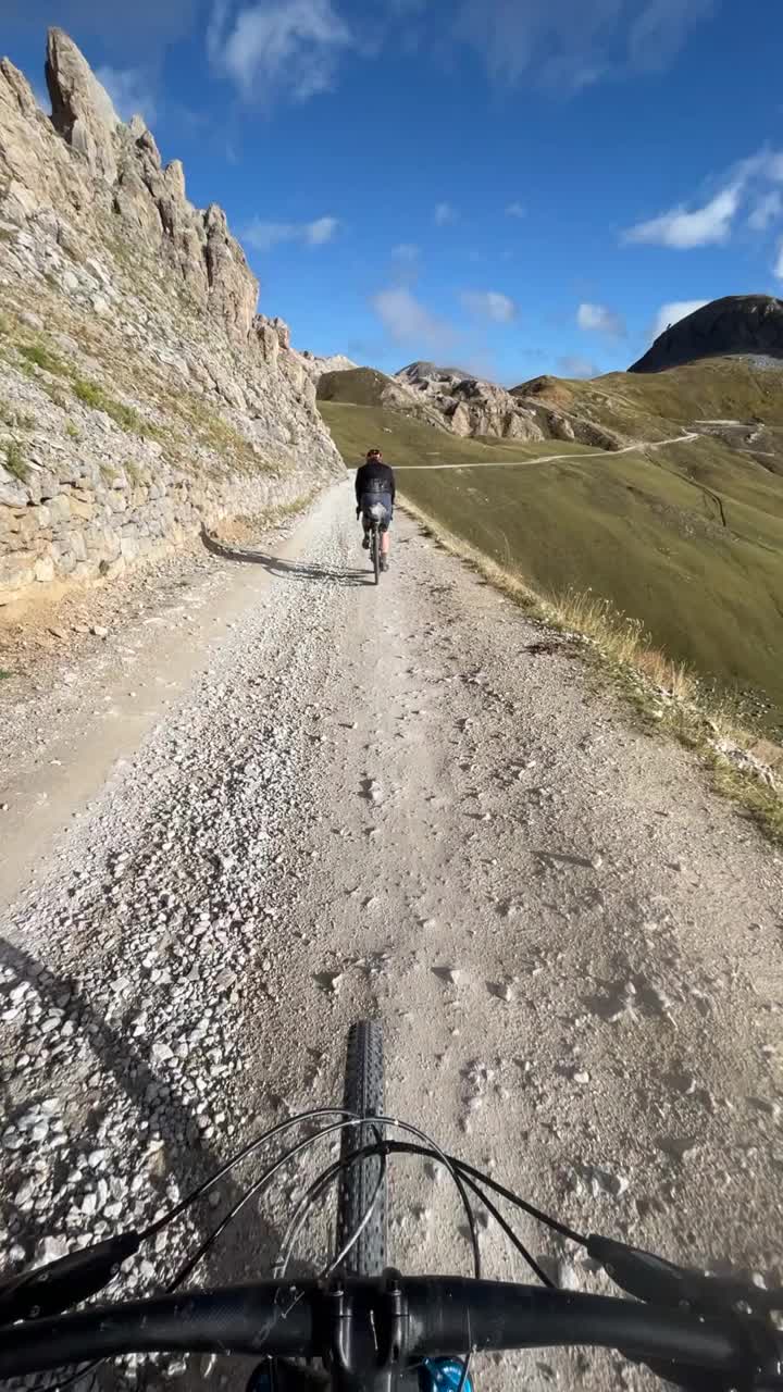 高山口自行车打包，用自行车携带装备视频素材