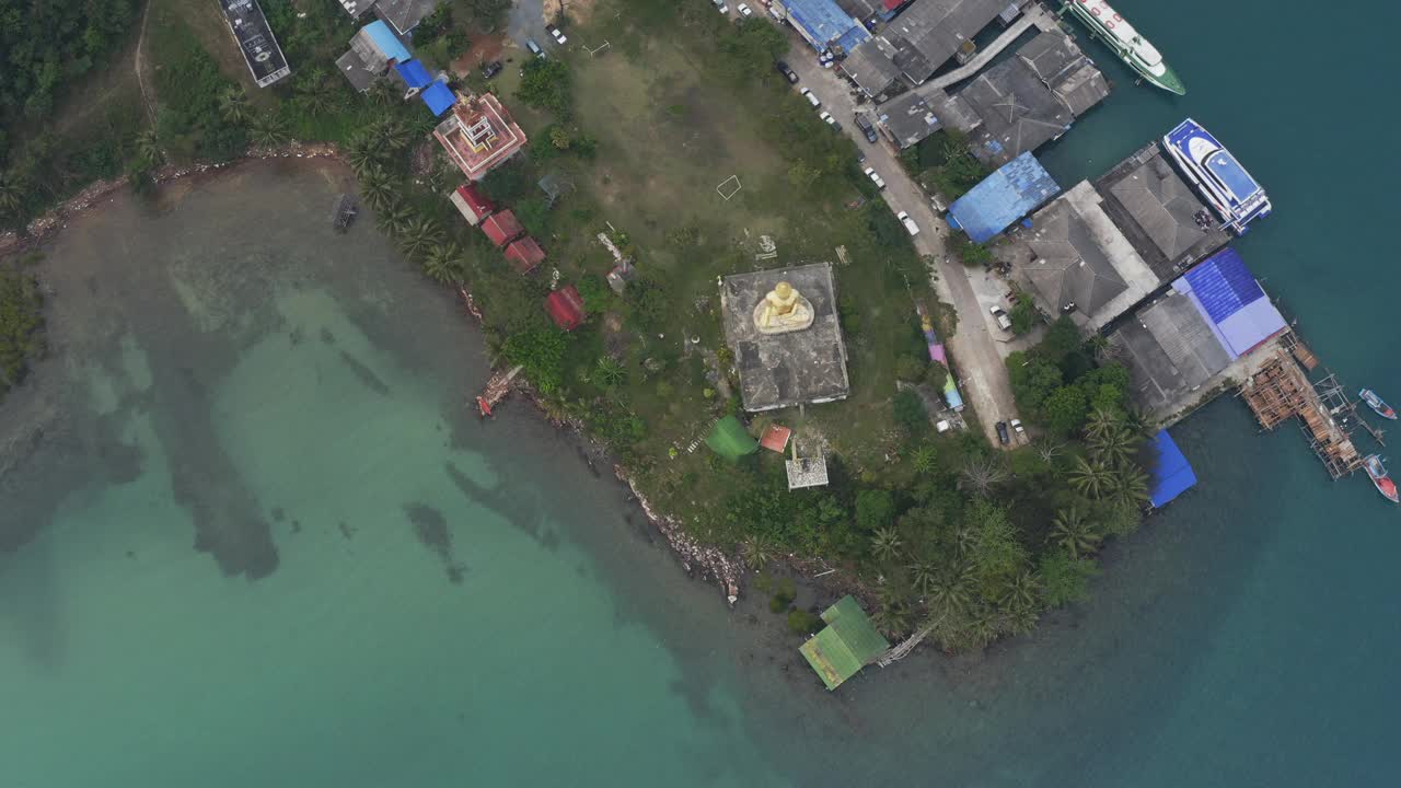 鸟瞰图捕捉到了高岛海滨风景的宁静视频下载