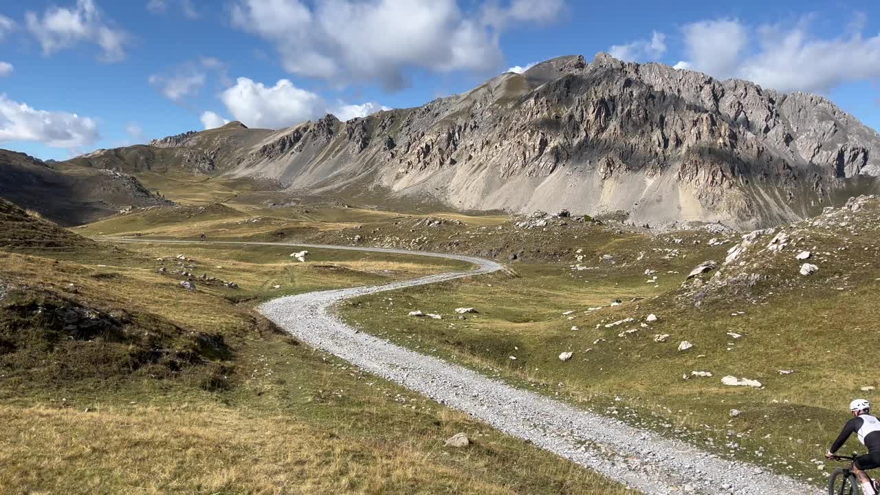 高山口自行车打包，用自行车携带装备视频素材