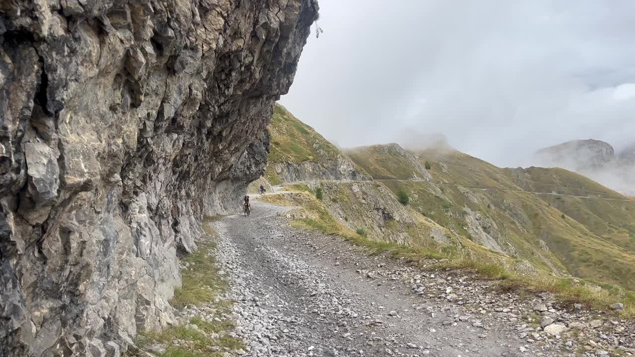 高山口自行车打包，用自行车携带装备视频素材