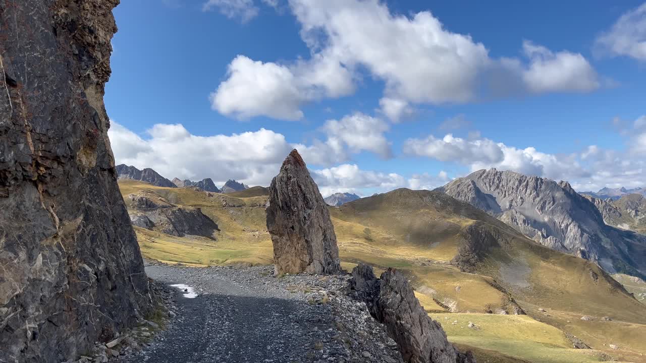 高山口自行车打包，用自行车携带装备视频素材