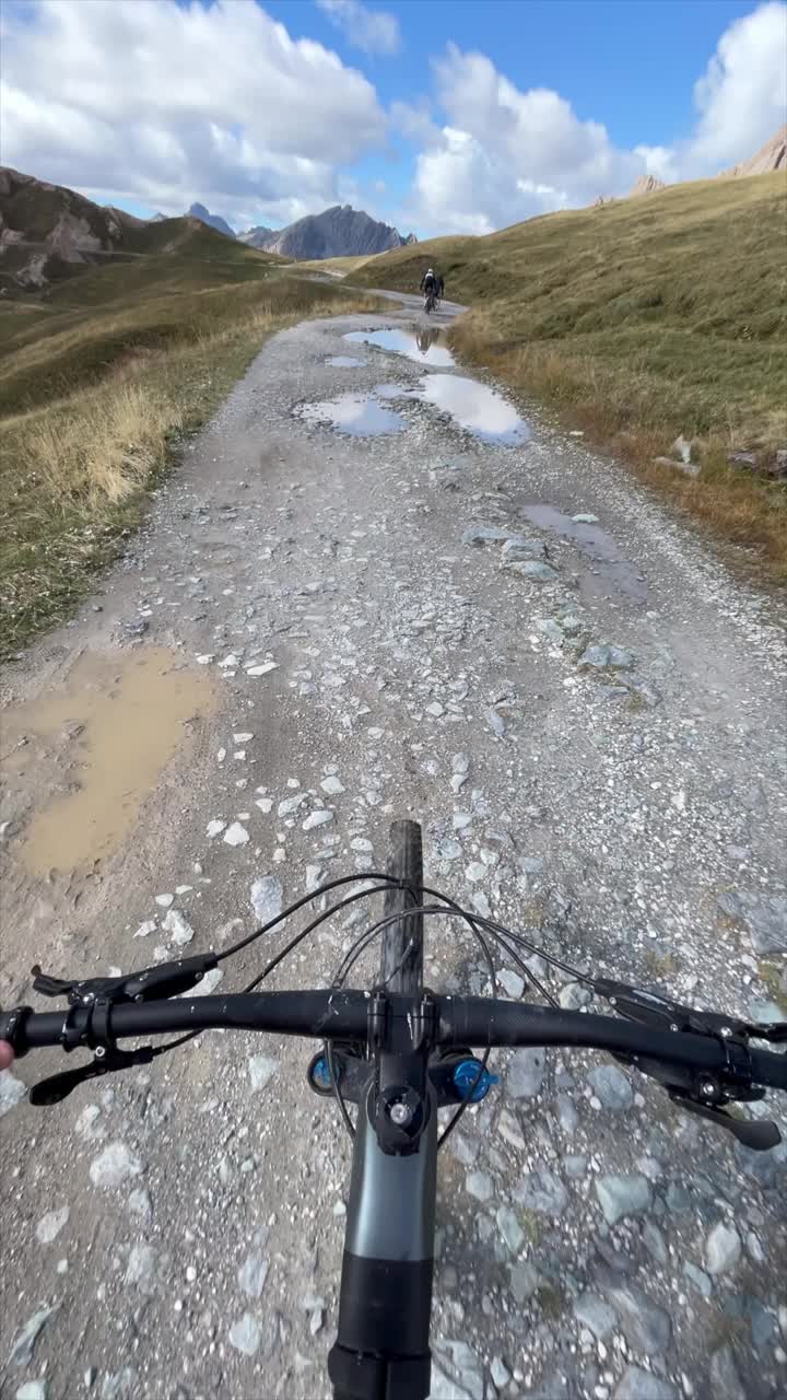 高山口自行车打包，用自行车携带装备视频素材