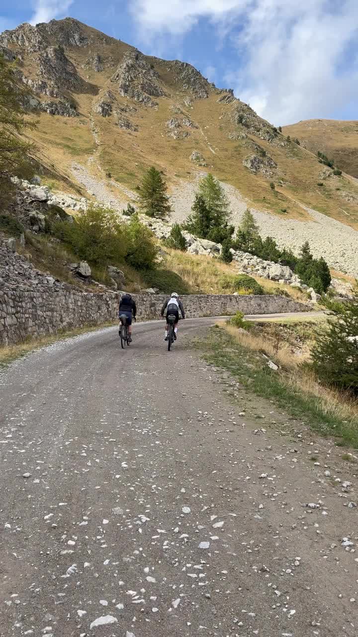 高山口自行车打包，用自行车携带装备视频素材