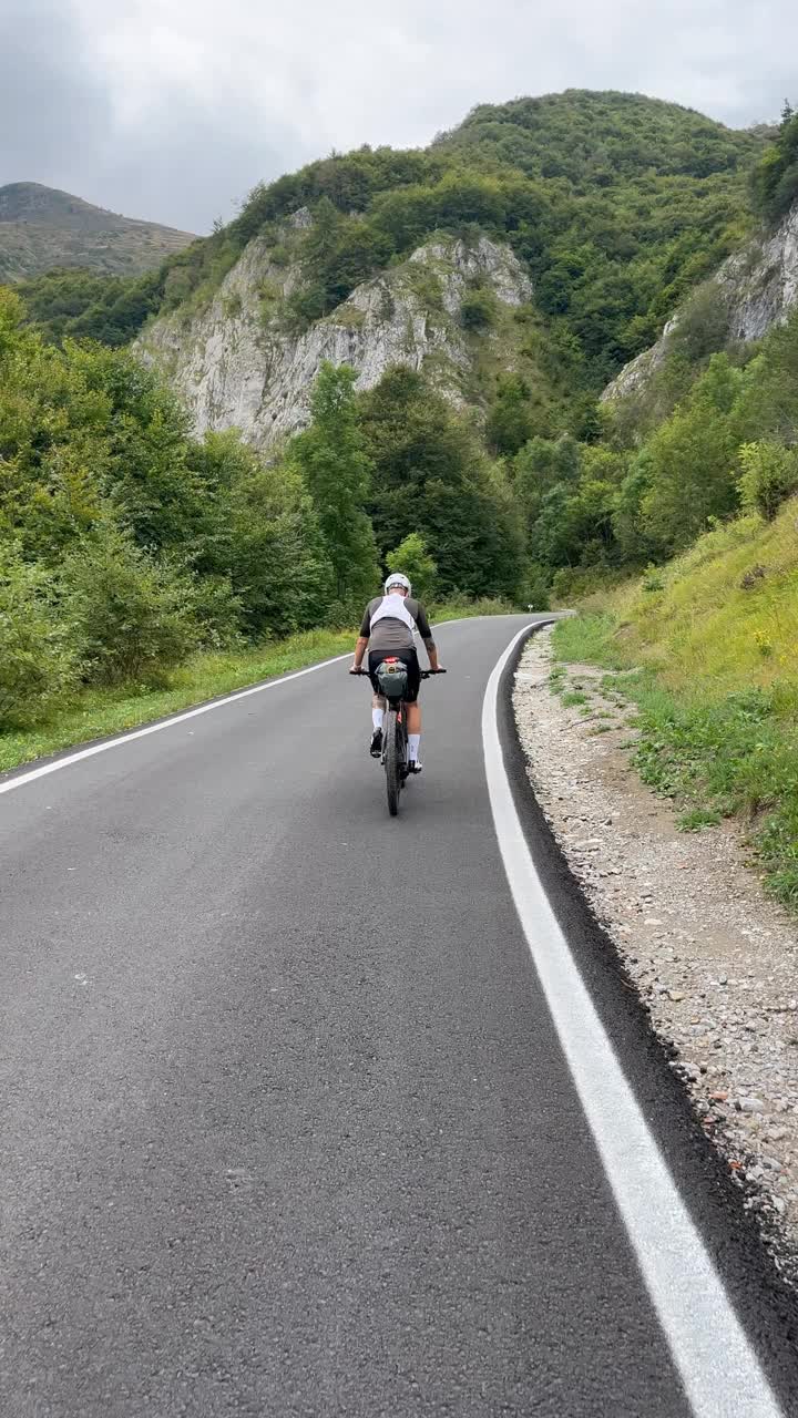 在高山口背包旅行视频素材