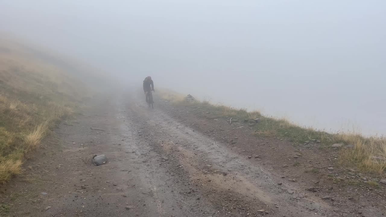 高山口自行车打包，用自行车携带装备视频素材