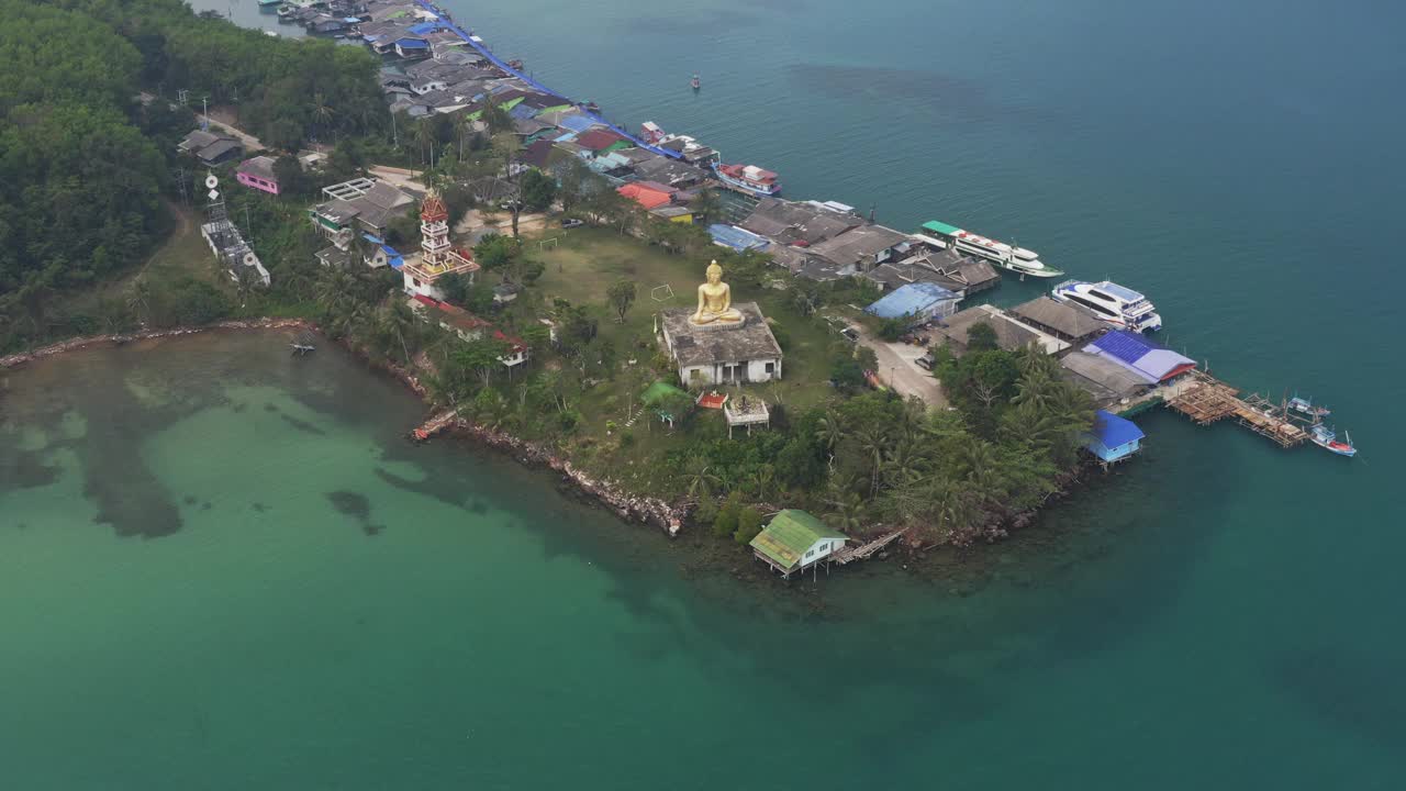 鸟瞰图突出了古岛的海岸美景视频素材