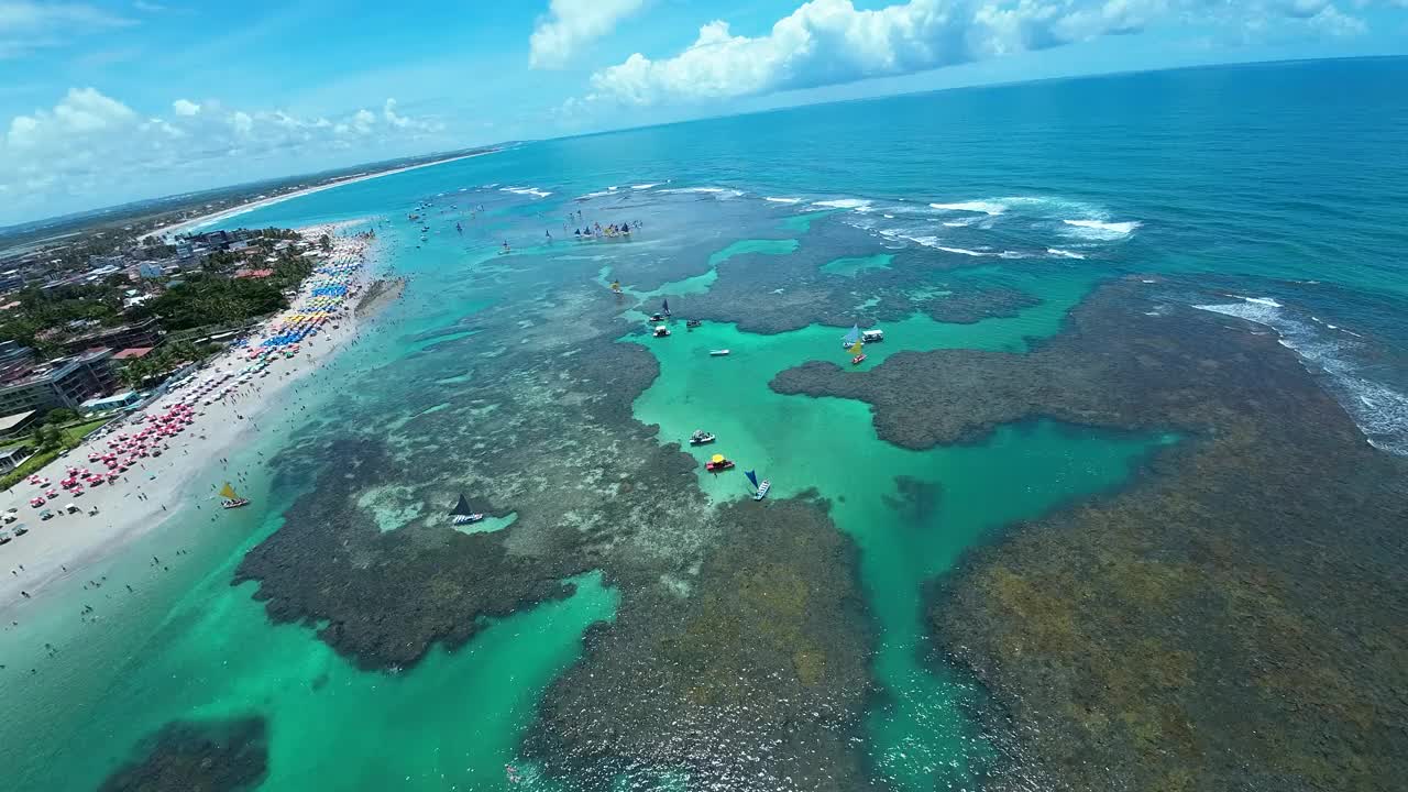 巴西伯南布哥省的鸡海滩的海景。视频素材