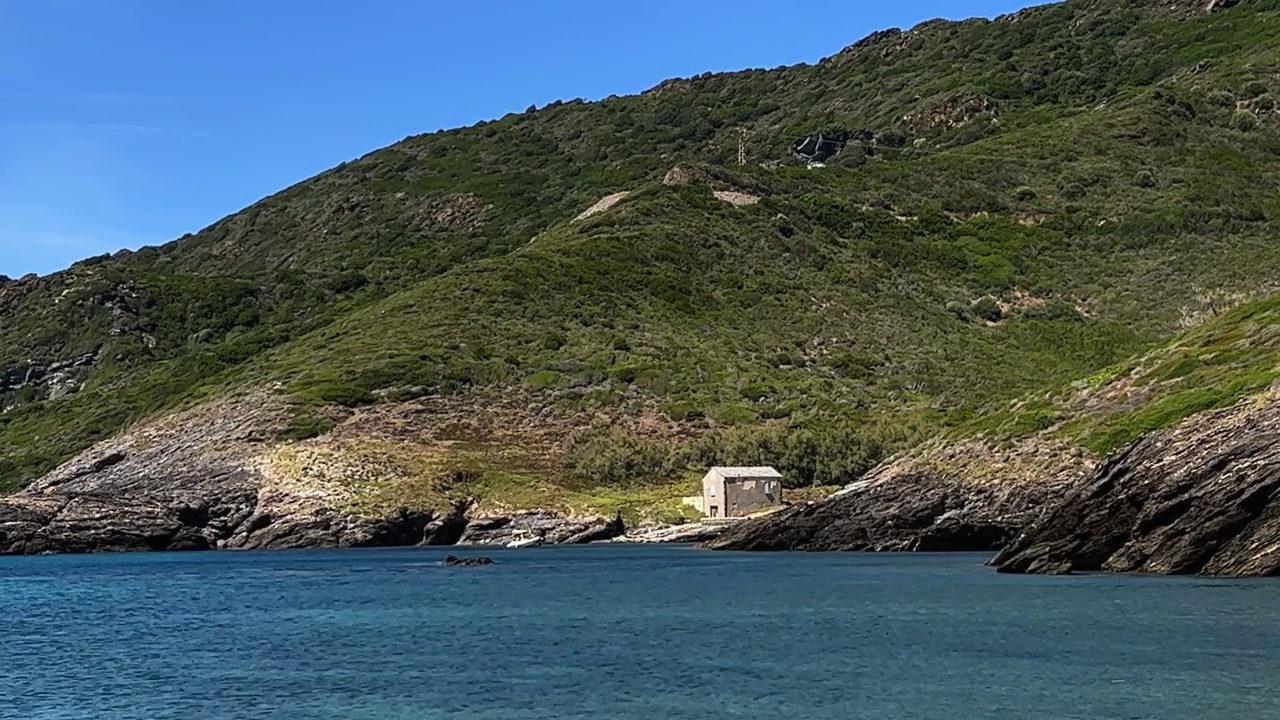 建在法国科西嘉岛岩石上的海滨孤立小屋视频素材