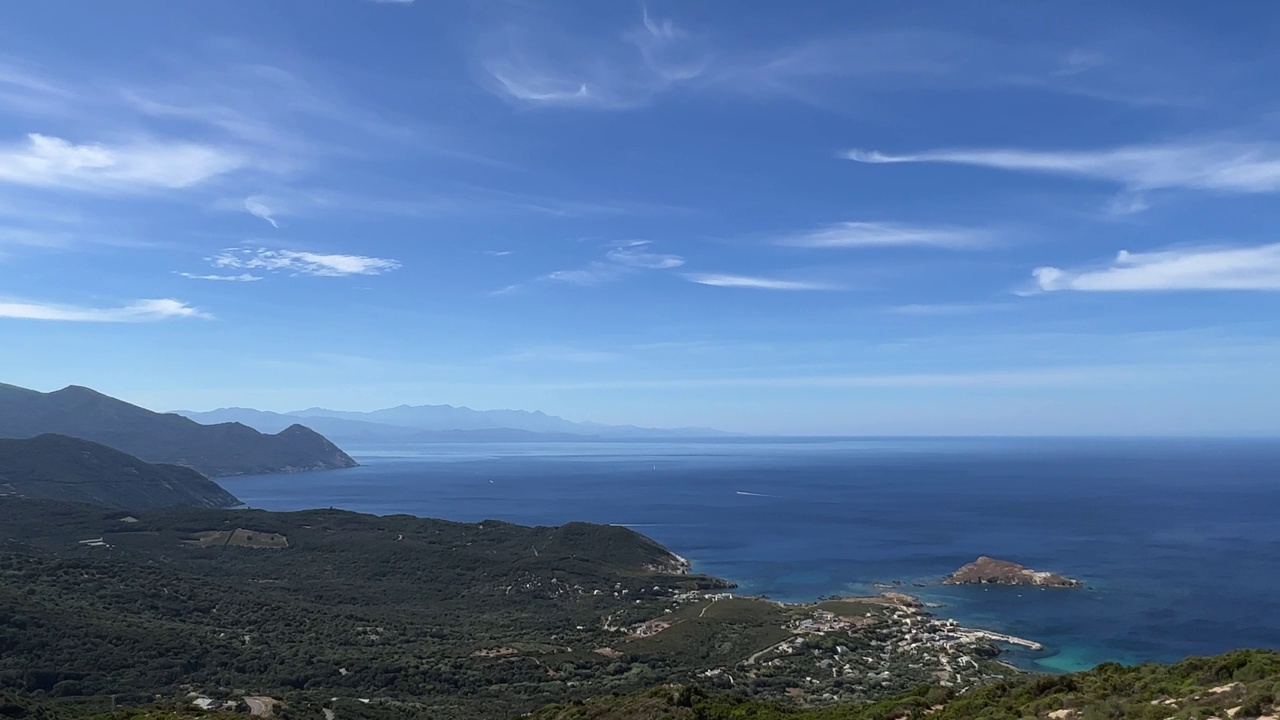 法国科西嘉岛北部的半人马座景观和海景全景。缩小视频素材