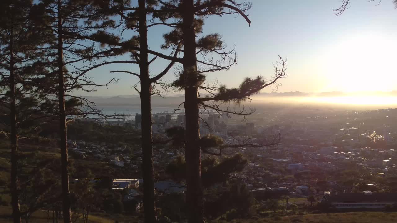 日出视频在开普敦城市碗和桌山。视频下载