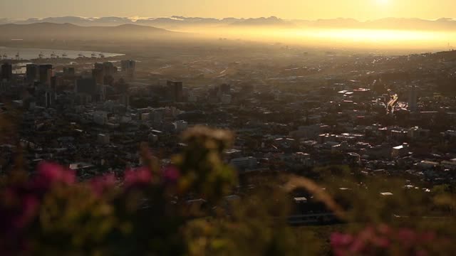 日出视频在开普敦城市碗和桌山。视频下载