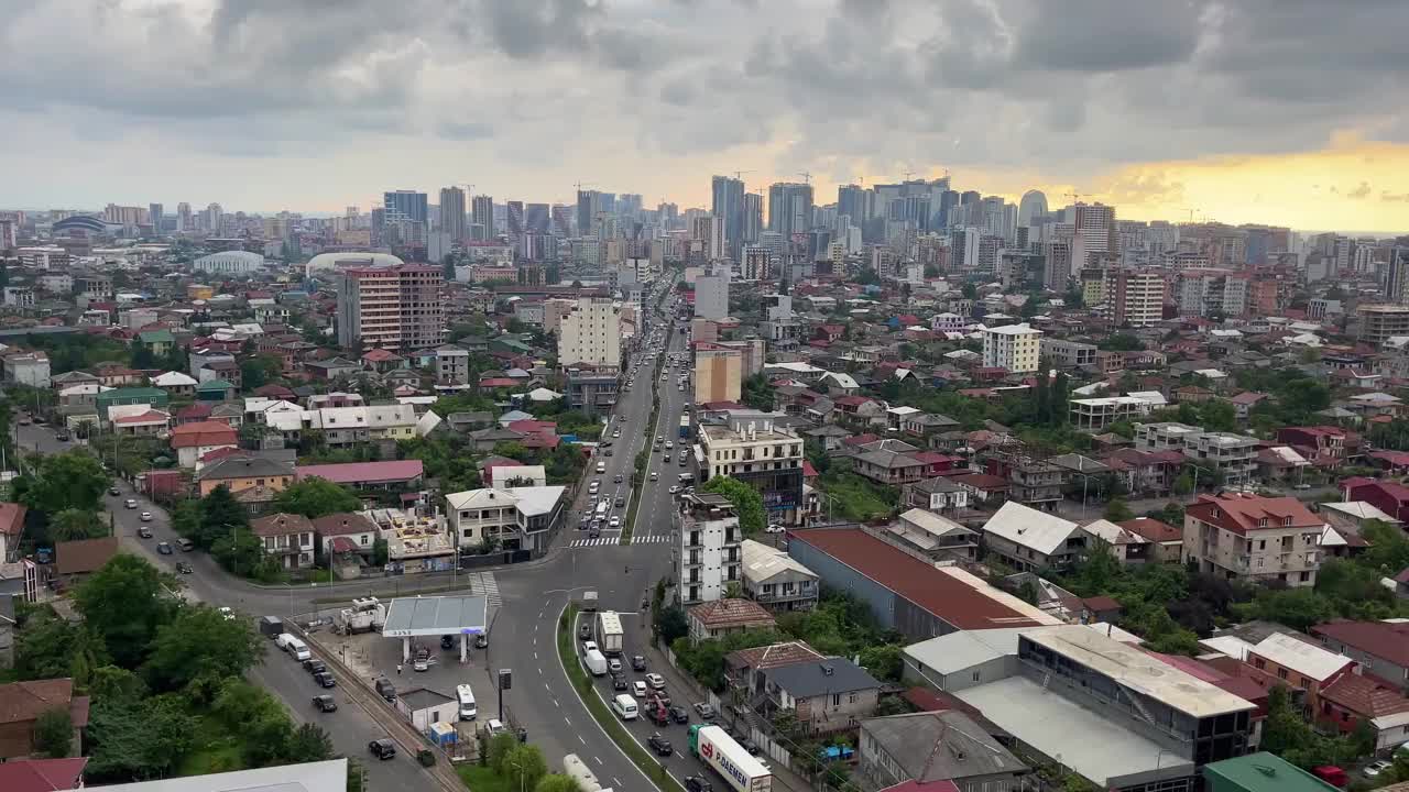 巴统城市景观的航拍镜头在多云黄昏天空下的日落，格鲁吉亚视频素材