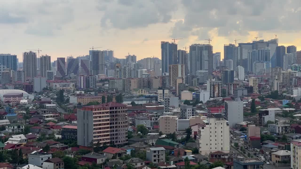 高空无人机拍摄的日落时分，格鲁吉亚巴统的城市景观视频素材