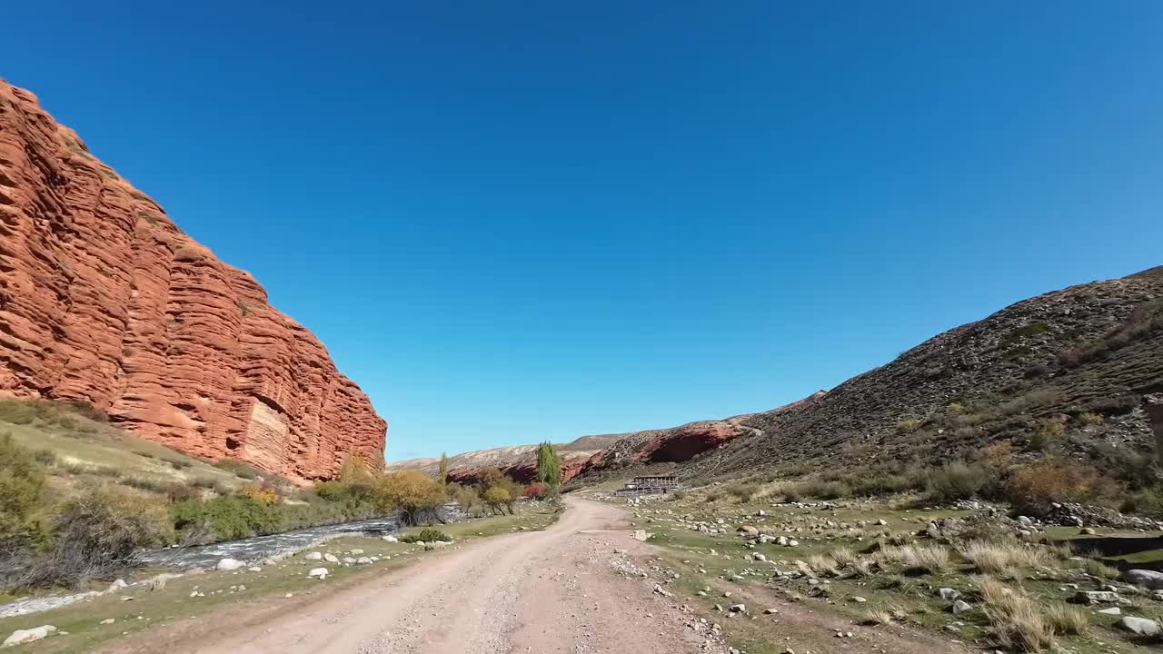 美丽的山河沿着红色岩石之间的道路流动视频素材