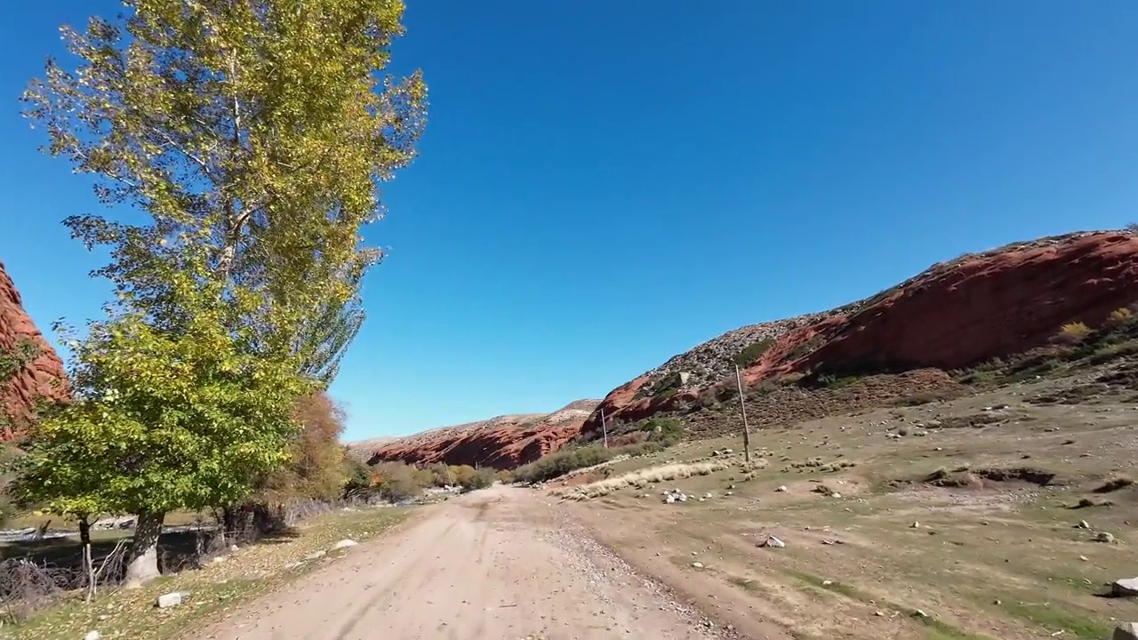 美丽的山河沿着红色岩石之间的道路流动视频素材