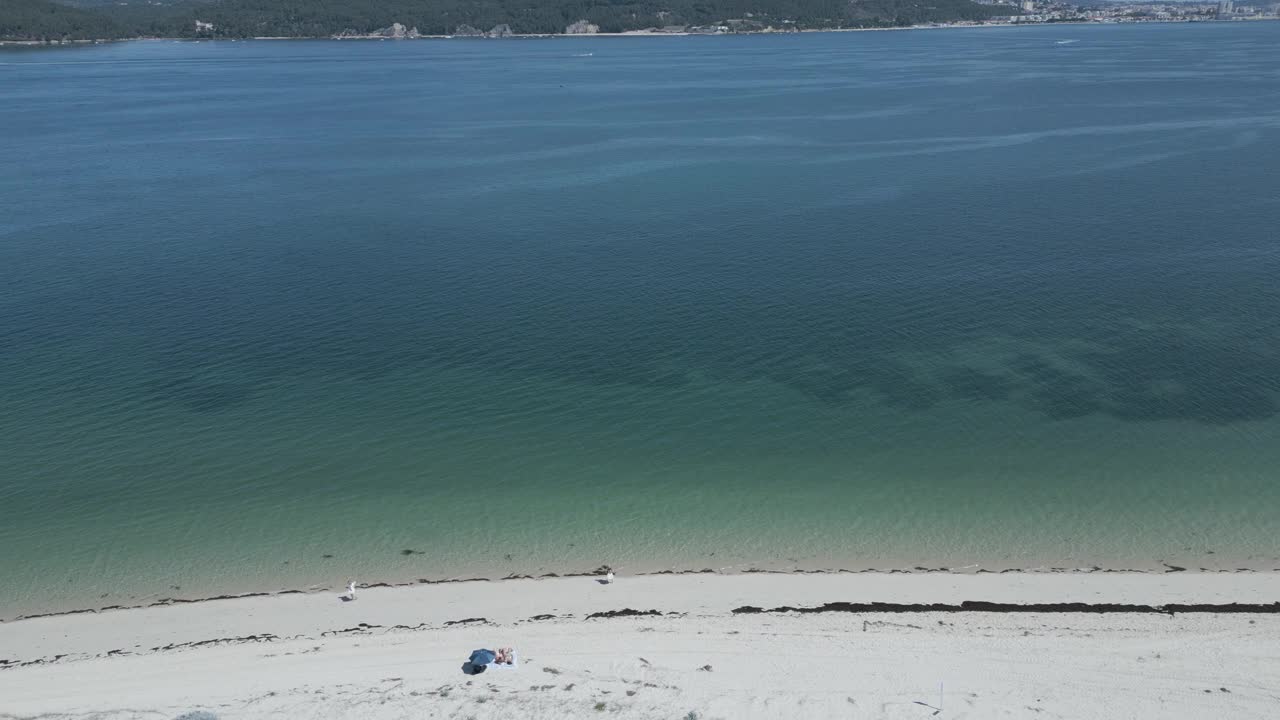 在阿拉比达地区，俯瞰大海，黄色沙滩和蓝色大海的美景。视频素材