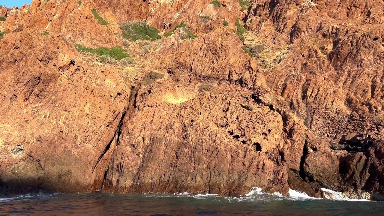 科西嘉岛夏季乘船游览，探索火山岩层视频素材