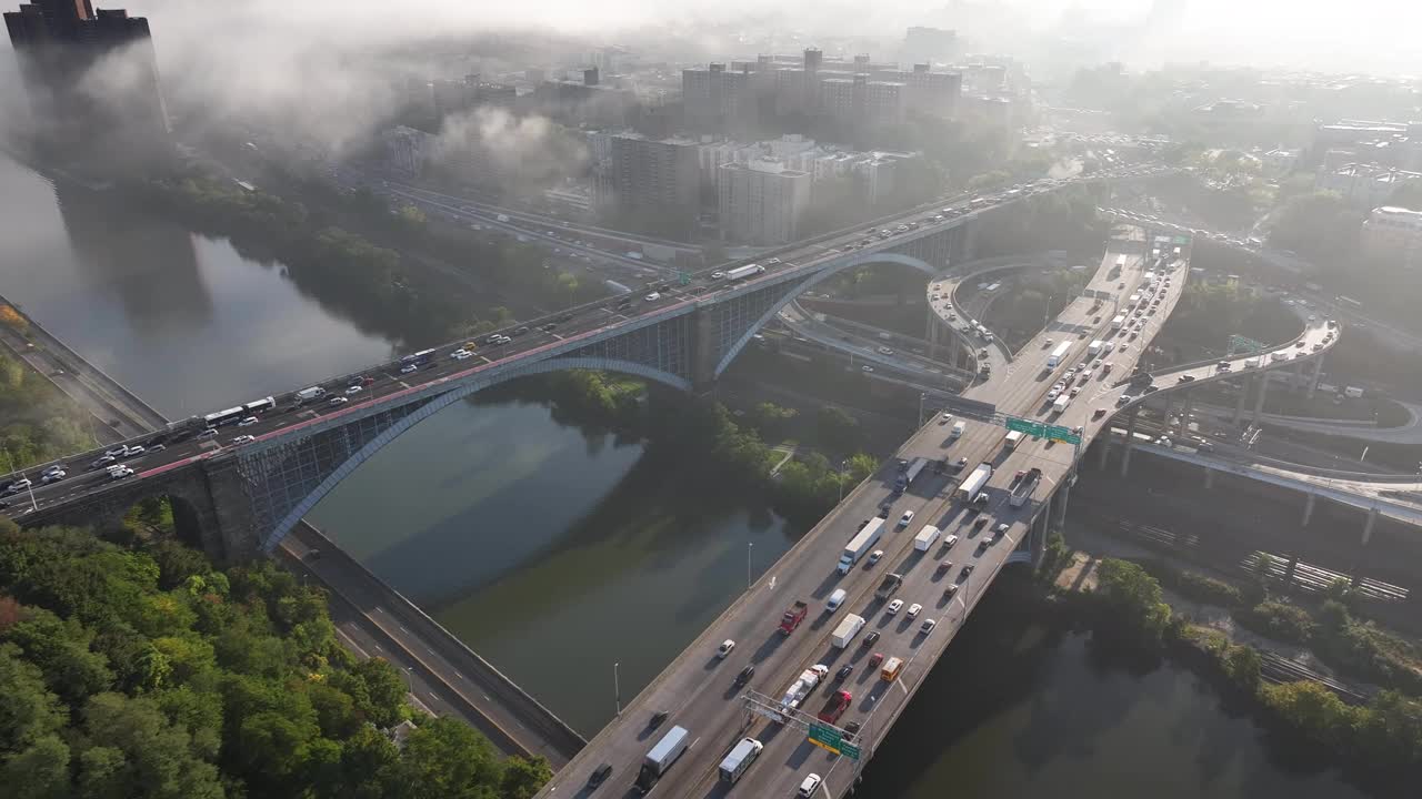 95号州际公路上穿越哈莱姆河的鸟瞰图视频素材