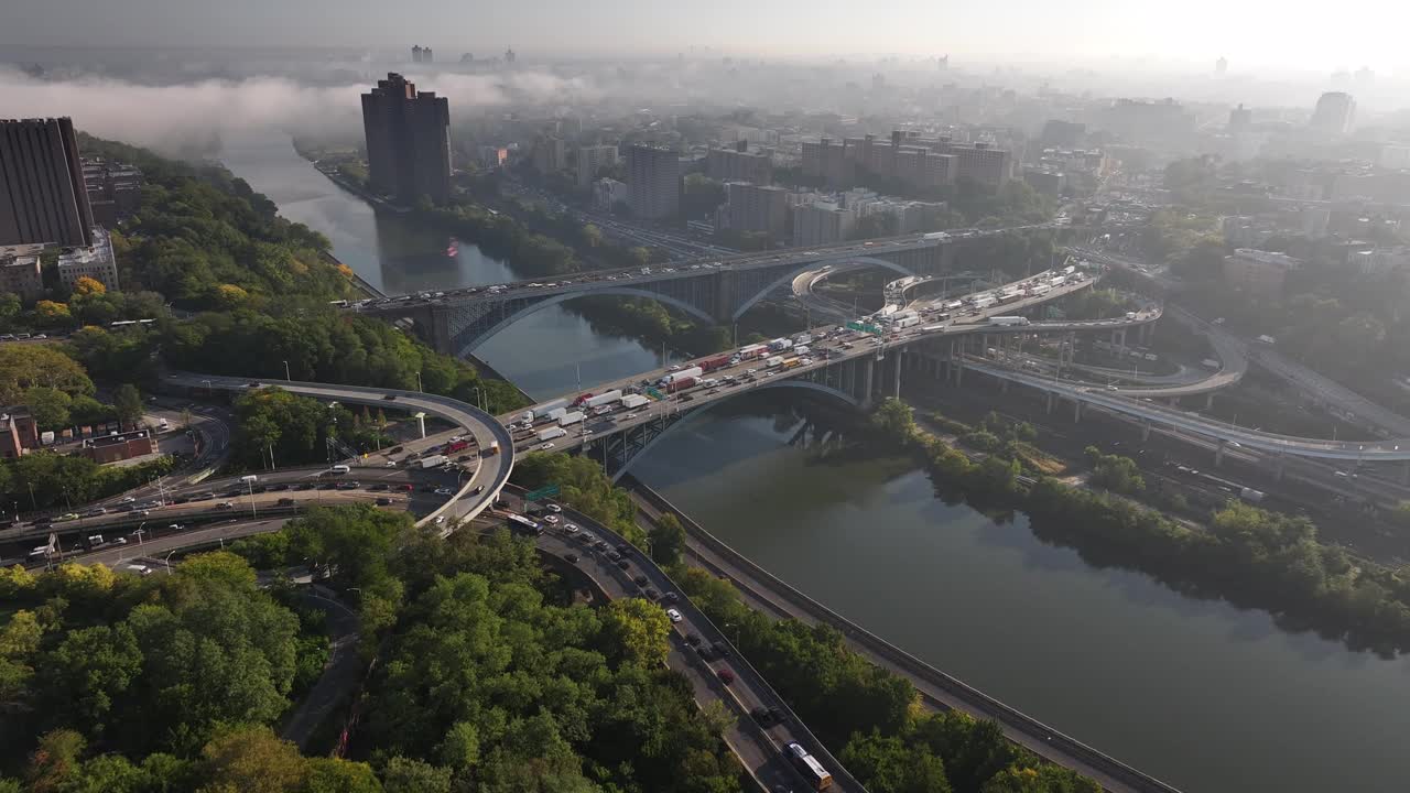 高峰时段通过布朗克斯的交通鸟瞰图视频素材