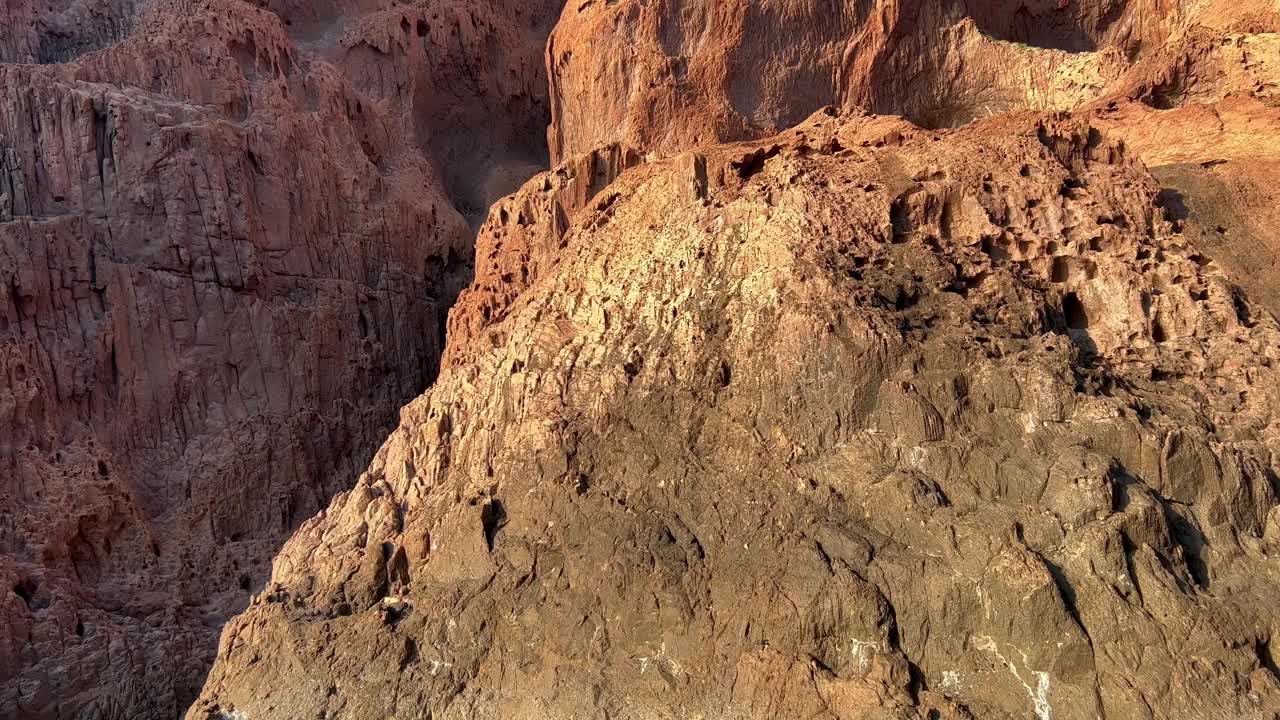 从法国科西嘉岛移动的船上看到的令人惊叹的夏季Scandola火山自然保护区视频素材