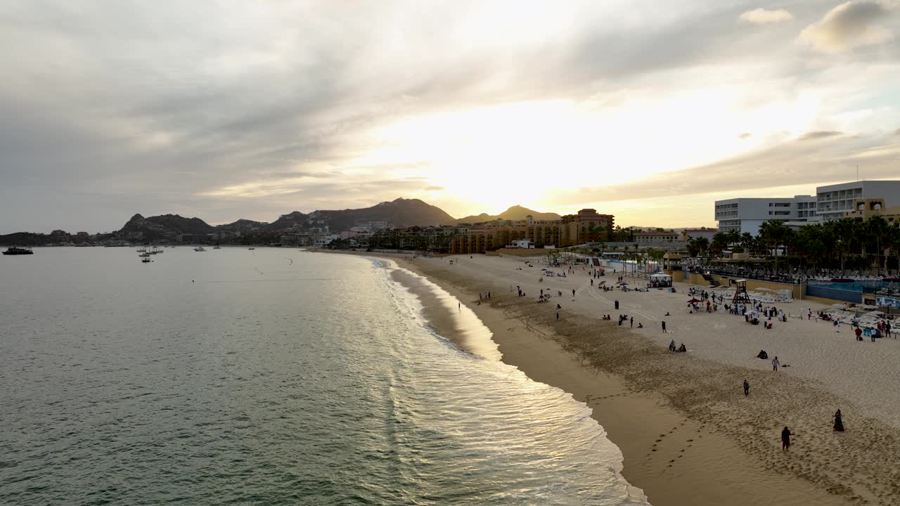 墨西哥卡波圣卢卡斯海滩上的日出，游客聚集在旅游目的地享受假期视频素材